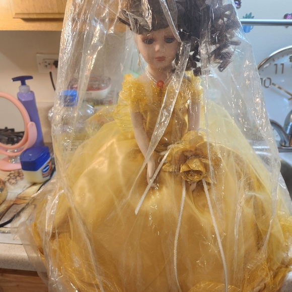 Beautiful wedding collectible doll with gold dress - Picture 3 of 3